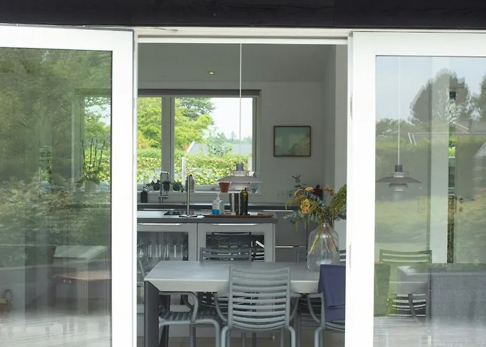 Feriehus Calm In Modern House Near Water